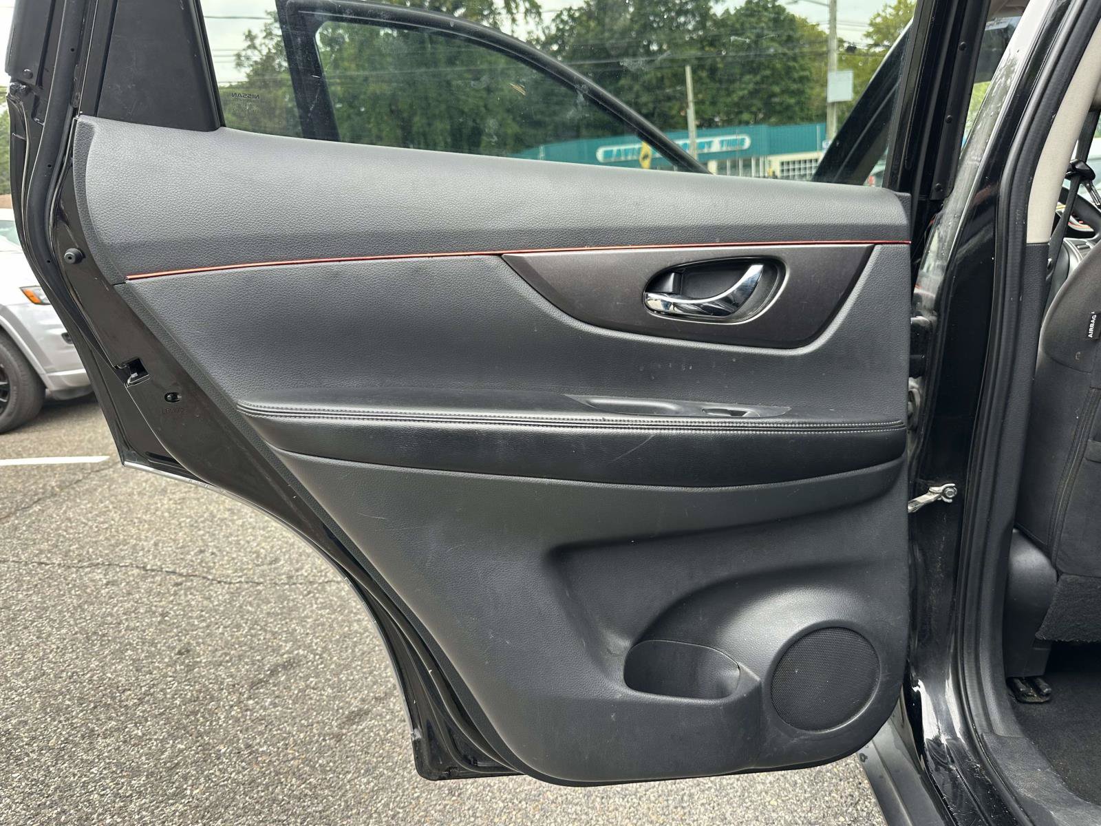 Used 2015 Nissan Rogue SV AWD/4WD image 18