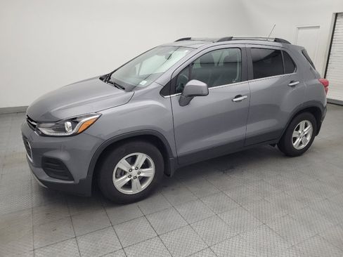 Used 2020 Chevrolet Trax LT w/ Sun & Sound Package FWD image 2