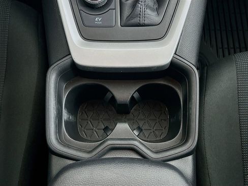 Used 2021 Toyota RAV4 LE image 18