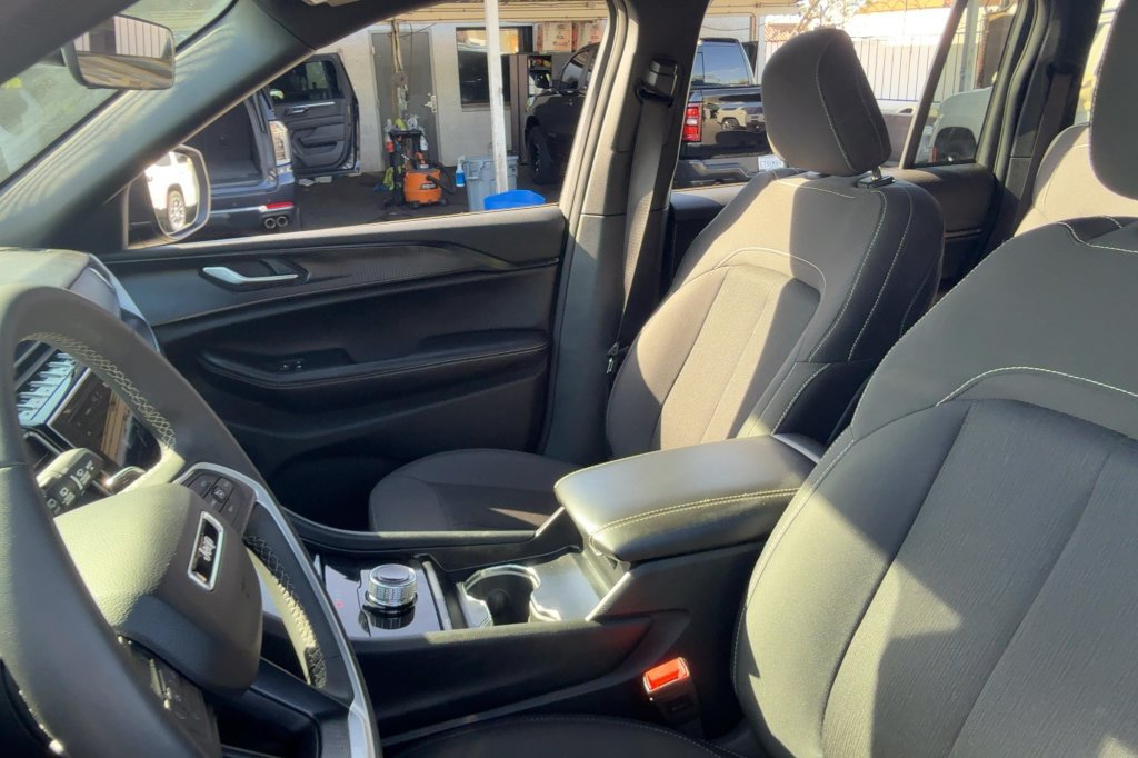 Used 2025 Jeep Grand Cherokee Laredo RWD image 11