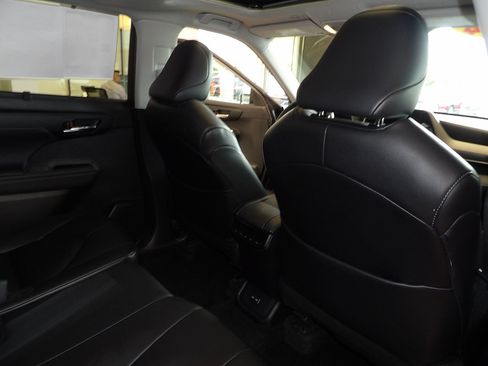 Used 2024 Toyota Highlander XLE AWD/4WD image 17