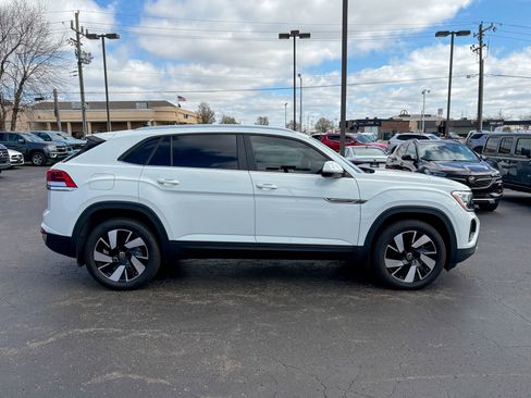 Used 2025 Volkswagen Atlas Cross Sport SE w/ Panoramic Sunroof Package image 5