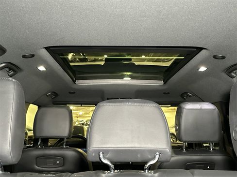 Used 2022 Land Rover Defender 110 X-Dynamic SE image 6