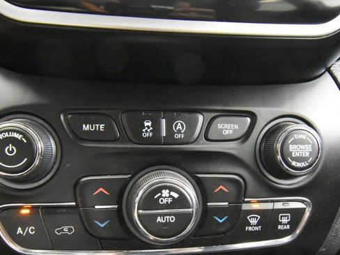 Used 2019 Jeep Cherokee Limited AWD/4WD image 22
