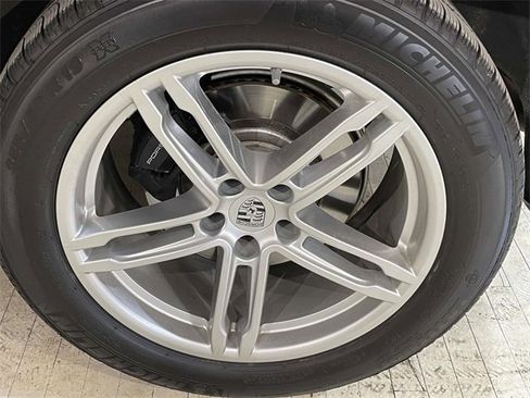 Certified 2025 Porsche Macan image 12