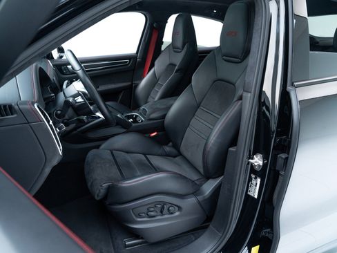 Used 2023 Porsche Cayenne GTS image 5