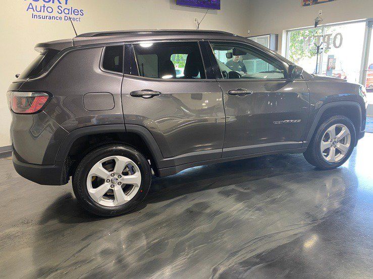 Used 2019 Jeep Compass Latitude w/ Popular Equipment Group AWD/4WD image 4