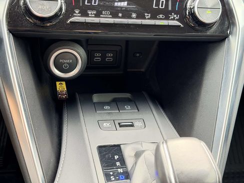 Certified 2024 Toyota Venza LE AWD/4WD image 6