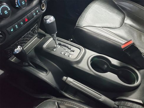 Used 2018 Jeep Wrangler Unlimited Rubicon w/ Cold Weather Group image 18