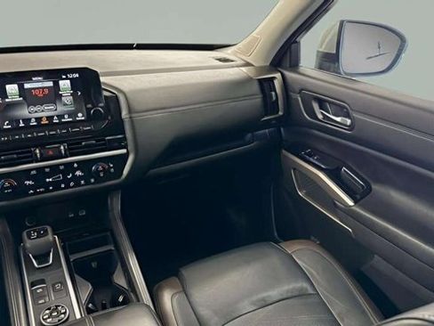 Used 2024 Nissan Pathfinder Platinum image 30