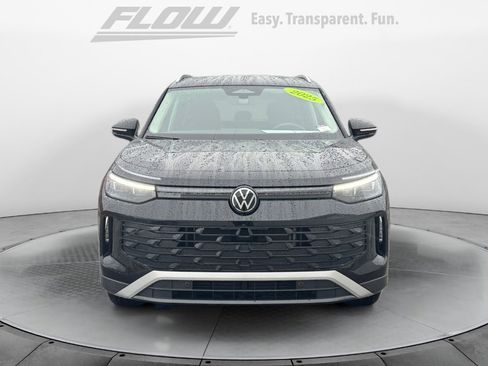 Used 2025 Volkswagen Tiguan SE image 2