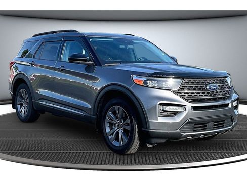 Used 2022 Ford Explorer XLT w/ Equipment Group 202A AWD/4WD image 2