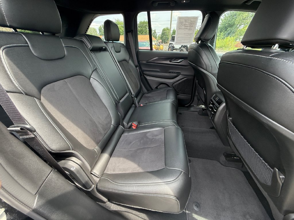 Used 2023 Jeep Grand Cherokee Altitude AWD/4WD image 32