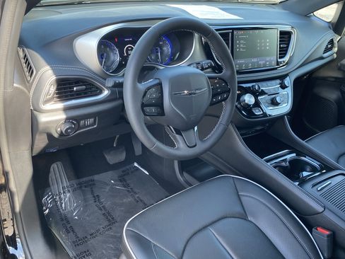 Used 2024 Chrysler Pacifica Limited w/ Uconnect Theater Family Group image 15