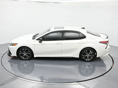 Used 2018 Toyota Camry SE w/ Moonroof Package image 39