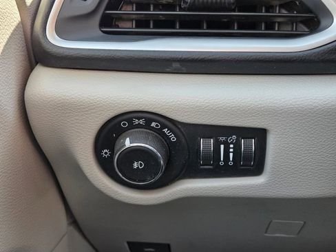 Used 2018 Chrysler Pacifica Touring-L FWD image 25