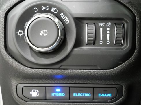 Used 2022 Jeep Wrangler Unlimited Sahara w/ Cold Weather Group AWD/4WD image 15