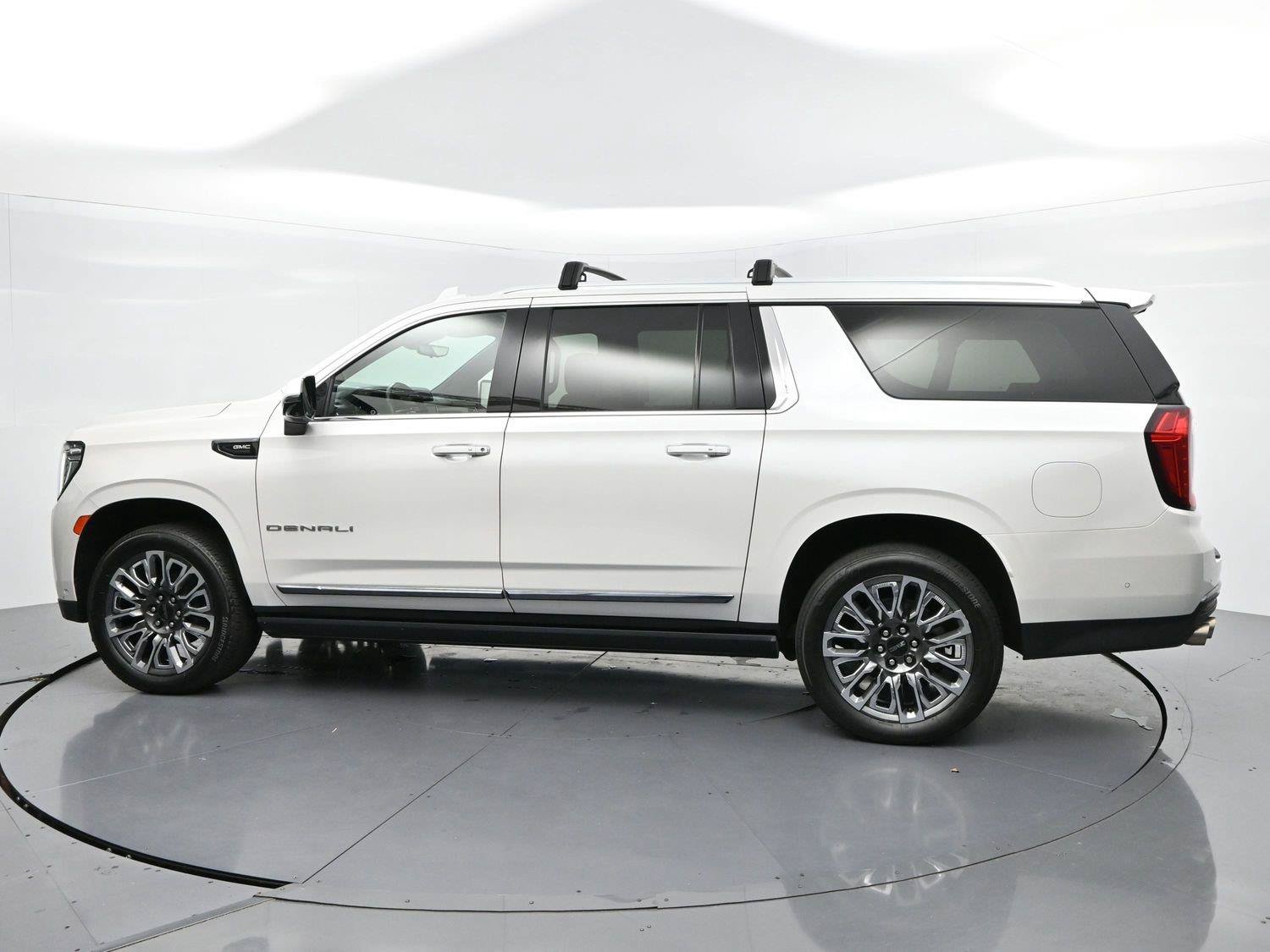 Used 2023 GMC Yukon XL Denali Ultimate AWD/4WD image 5