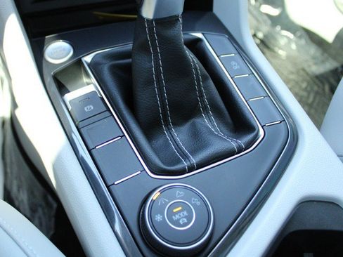 Used 2024 Volkswagen Tiguan SE w/ Panoramic Sunroof Package AWD/4WD image 24