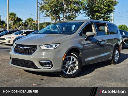 Used 2023 Chrysler Pacifica Touring-L w/ Uconnect Theater Family Group