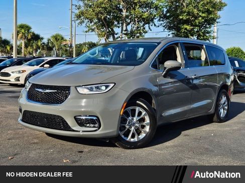 Used 2023 Chrysler Pacifica Touring-L w/ Uconnect Theater Family Group AWD/4WD image 1