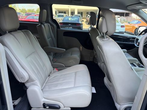 Used 2016 Chrysler Town & Country Touring FWD image 30