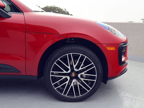 Certified 2025 Porsche Macan image 11