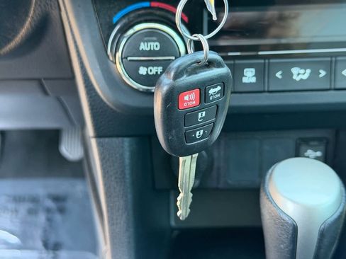 Used 2016 Toyota Corolla LE image 28