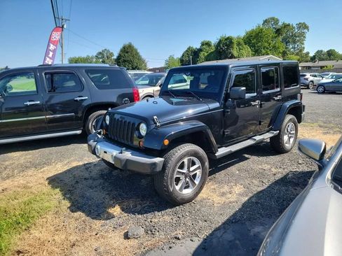 Used 2013 Jeep Wrangler Unlimited Sahara w/ Connectivity Group AWD/4WD image 6