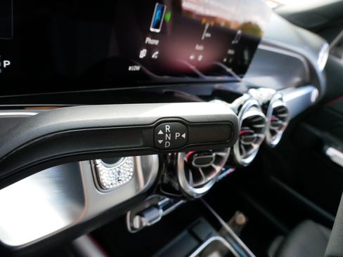 Used 2025 Mercedes-Benz GLB 250 4MATIC image 24