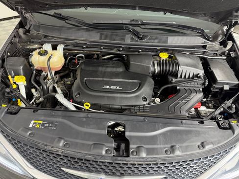 Used 2018 Chrysler Pacifica Limited FWD image 28