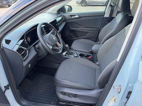 Certified 2025 Volkswagen Taos SE image 12