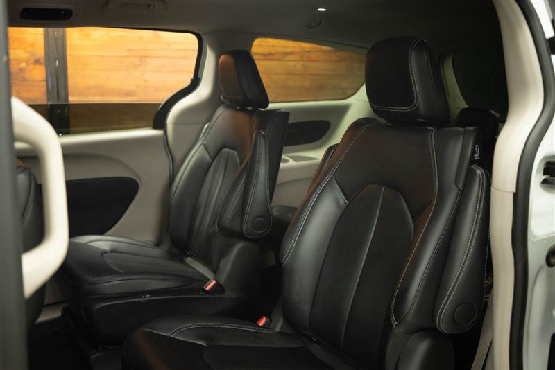 Used 2024 Chrysler Pacifica Limited FWD image 13