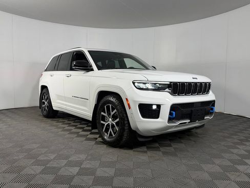Certified 2022 Jeep Grand Cherokee Overland AWD/4WD image 4