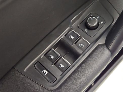 Used 2021 Volkswagen Tiguan SE image 17