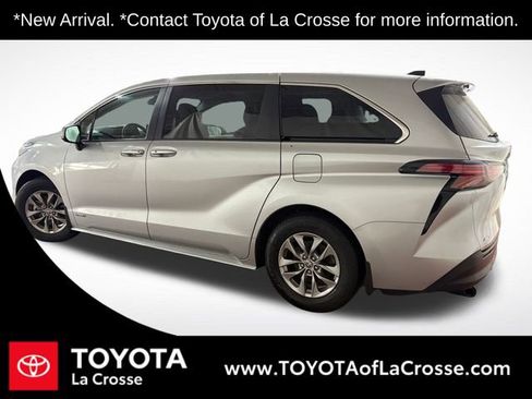 Used 2021 Toyota Sienna LE image 2