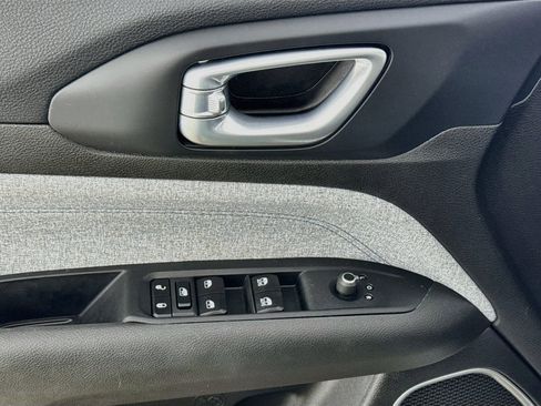 Used 2025 Jeep Compass Latitude w/ Sun & Sound Group AWD/4WD image 20