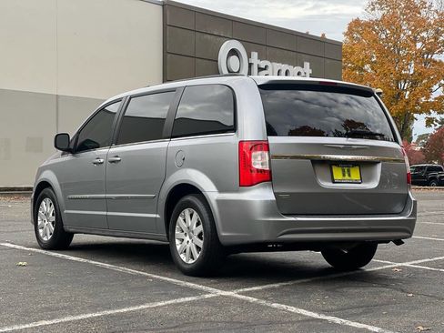 Used 2013 Chrysler Town & Country Touring image 3