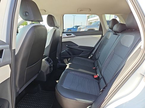 Certified 2025 Volkswagen Taos SE image 9