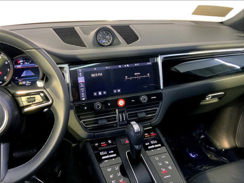 Certified 2025 Porsche Macan image 16