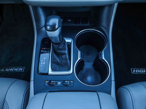 Used 2016 Toyota Highlander Limited image 32