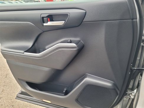 Used 2024 Toyota Highlander XLE image 15