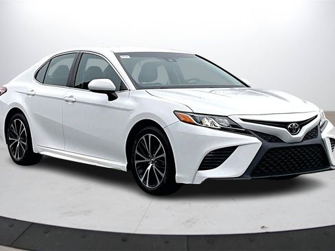 Used 2018 Toyota Camry SE image 2