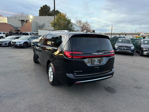 Used 2021 Chrysler Pacifica Touring-L image 7