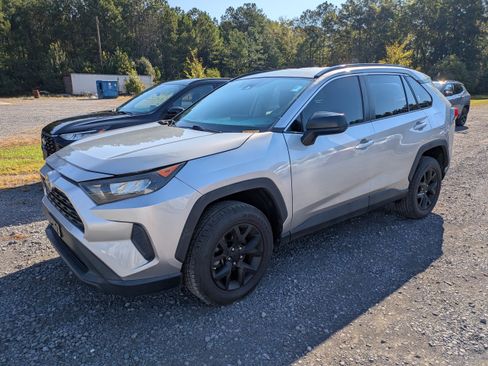 Used 2021 Toyota RAV4 LE FWD image 2