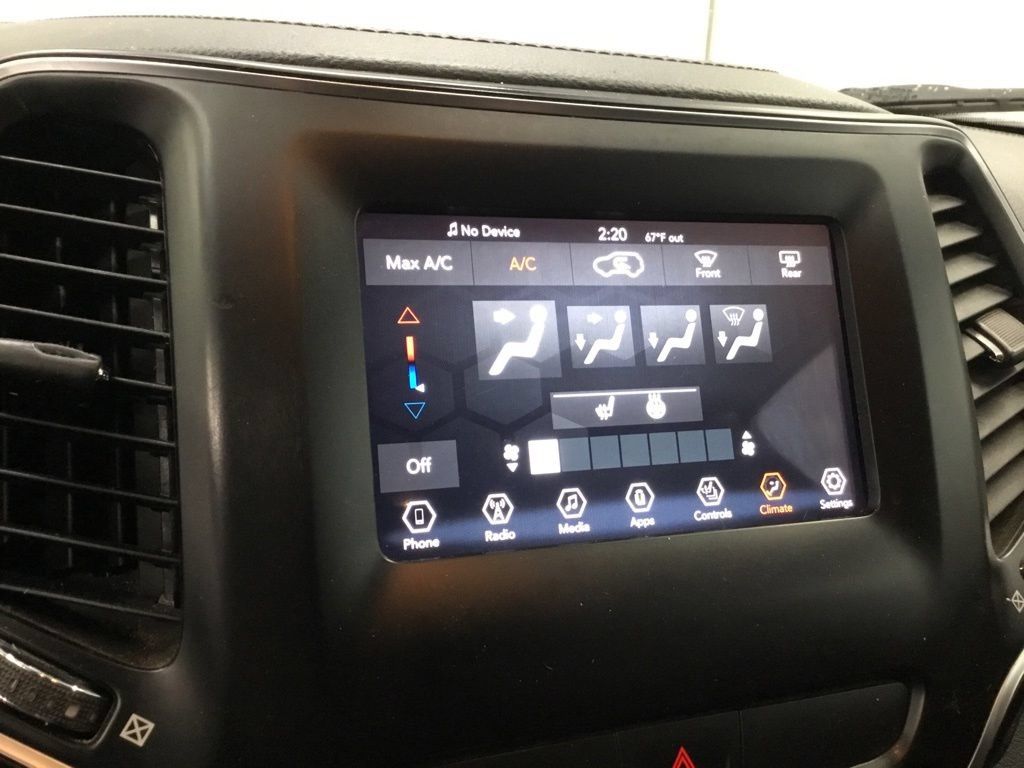 Used 2019 Jeep Cherokee Latitude w/ Cold Weather Group FWD image 21