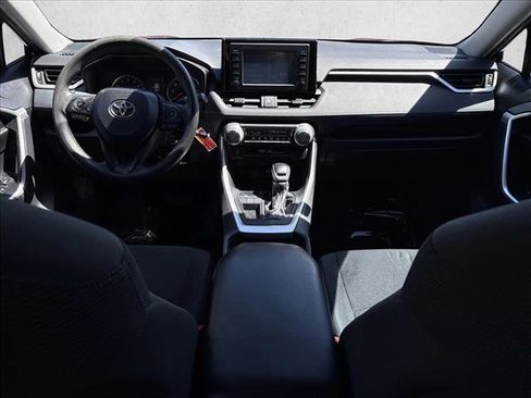 Used 2019 Toyota RAV4 LE FWD image 18