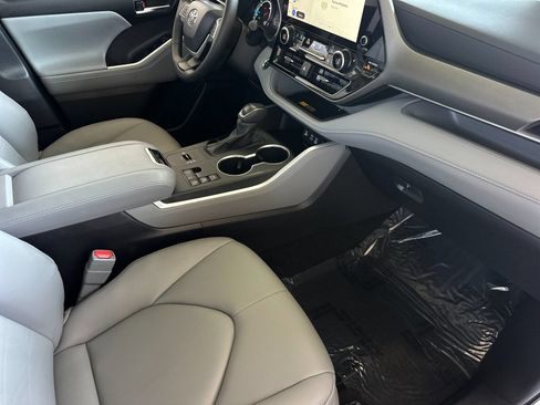Used 2025 Toyota Highlander XLE AWD/4WD image 16