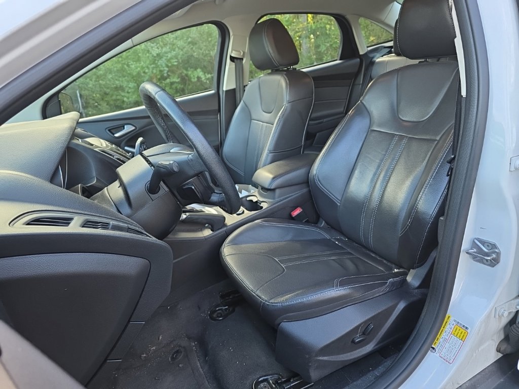 Used 2014 Ford Focus SE w/ Equipment Group 201A FWD image 11