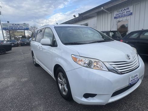 Used 2015 Toyota Sienna LE image 5